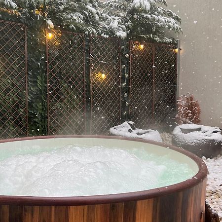 شقة Downtown Hidden Garden With Jacuzzi In بوخارست المظهر الخارجي الصورة