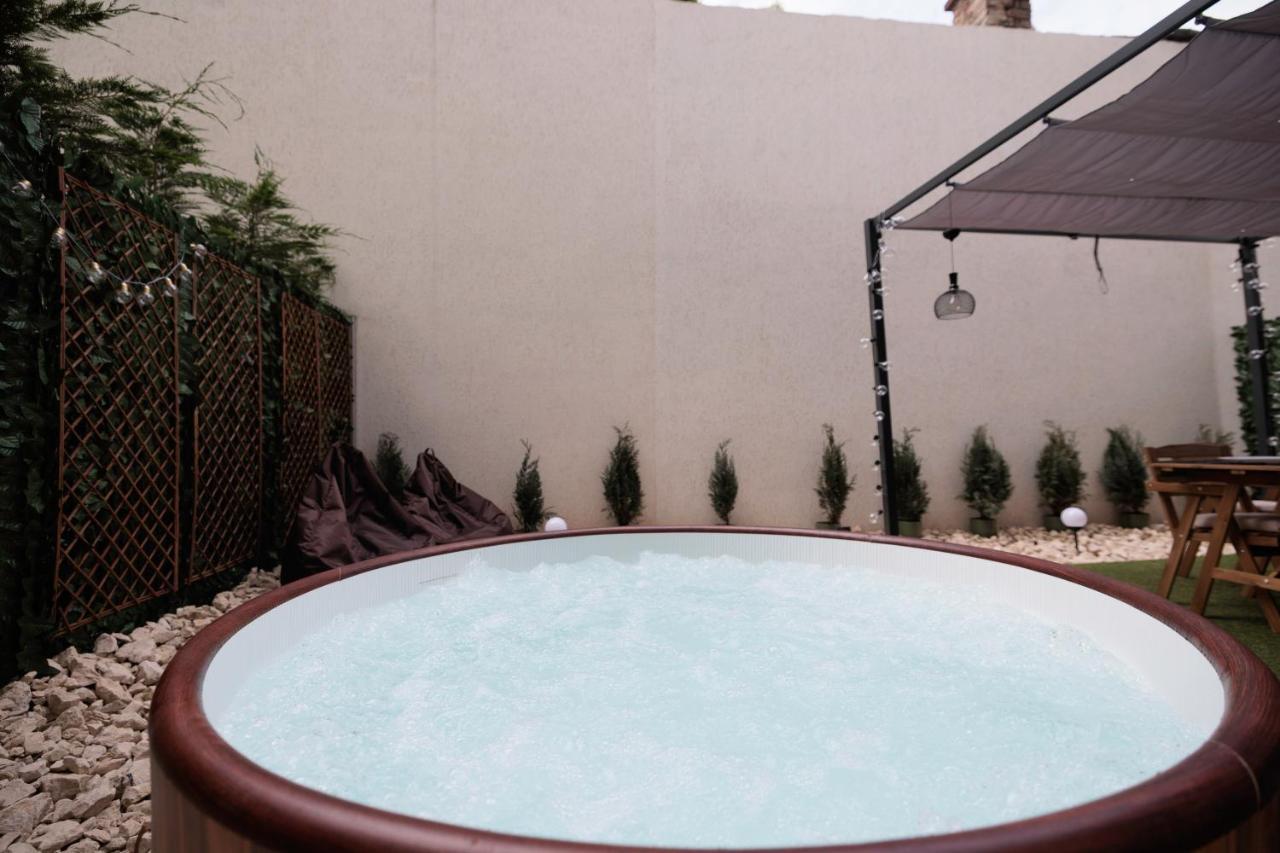شقة Downtown Hidden Garden With Jacuzzi In بوخارست المظهر الخارجي الصورة