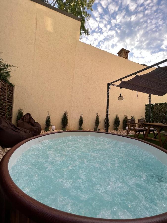 شقة Downtown Hidden Garden With Jacuzzi In بوخارست المظهر الخارجي الصورة