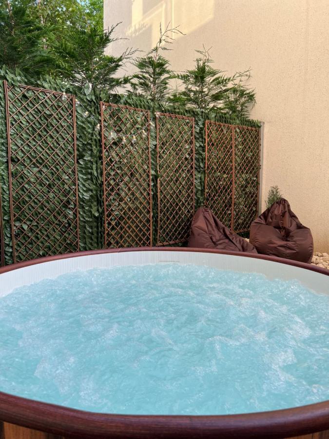 شقة Downtown Hidden Garden With Jacuzzi In بوخارست المظهر الخارجي الصورة