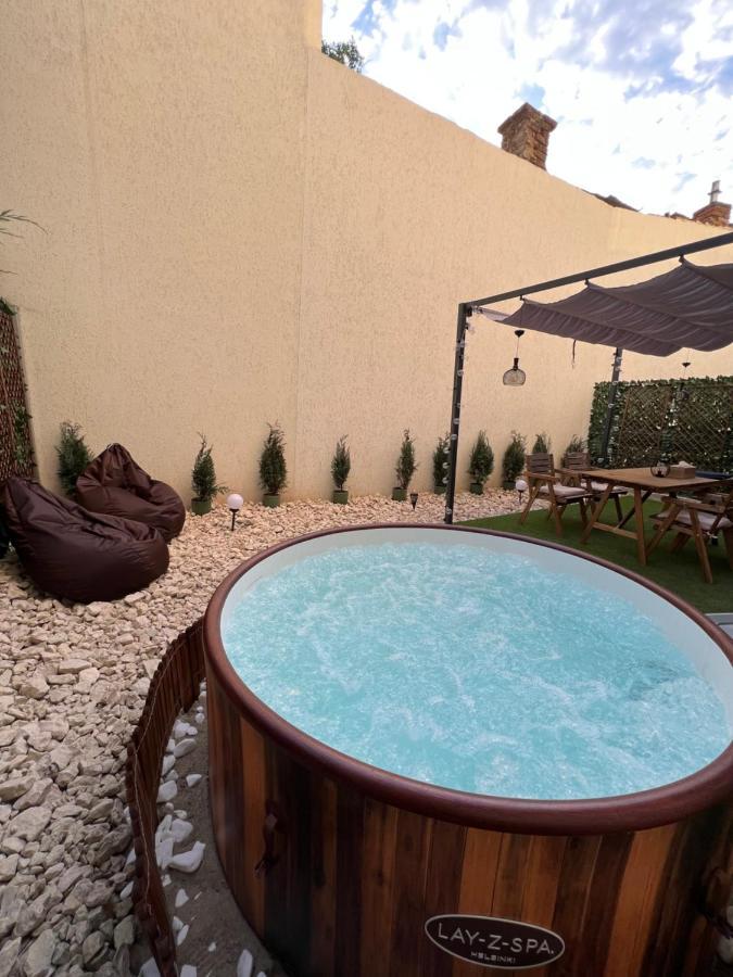 شقة Downtown Hidden Garden With Jacuzzi In بوخارست المظهر الخارجي الصورة