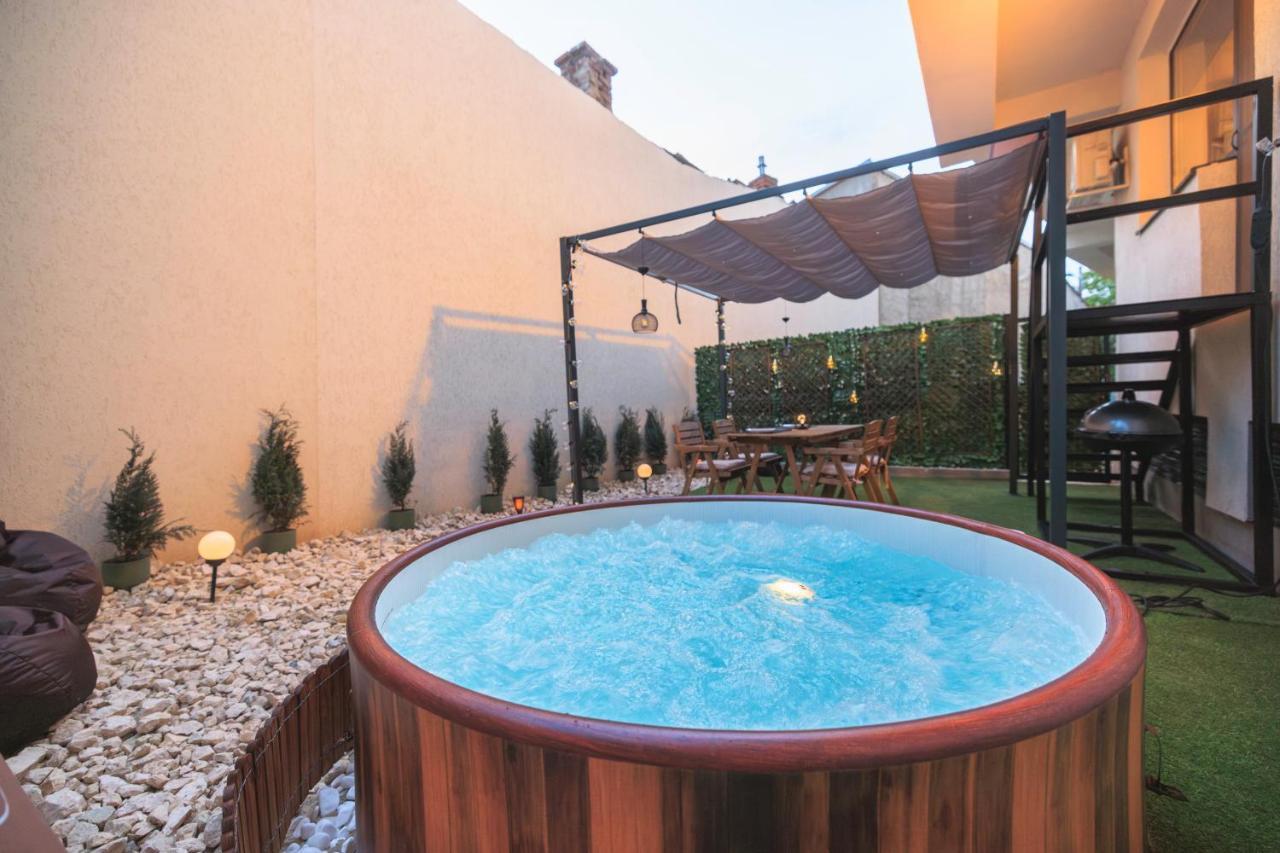 شقة Downtown Hidden Garden With Jacuzzi In بوخارست المظهر الخارجي الصورة
