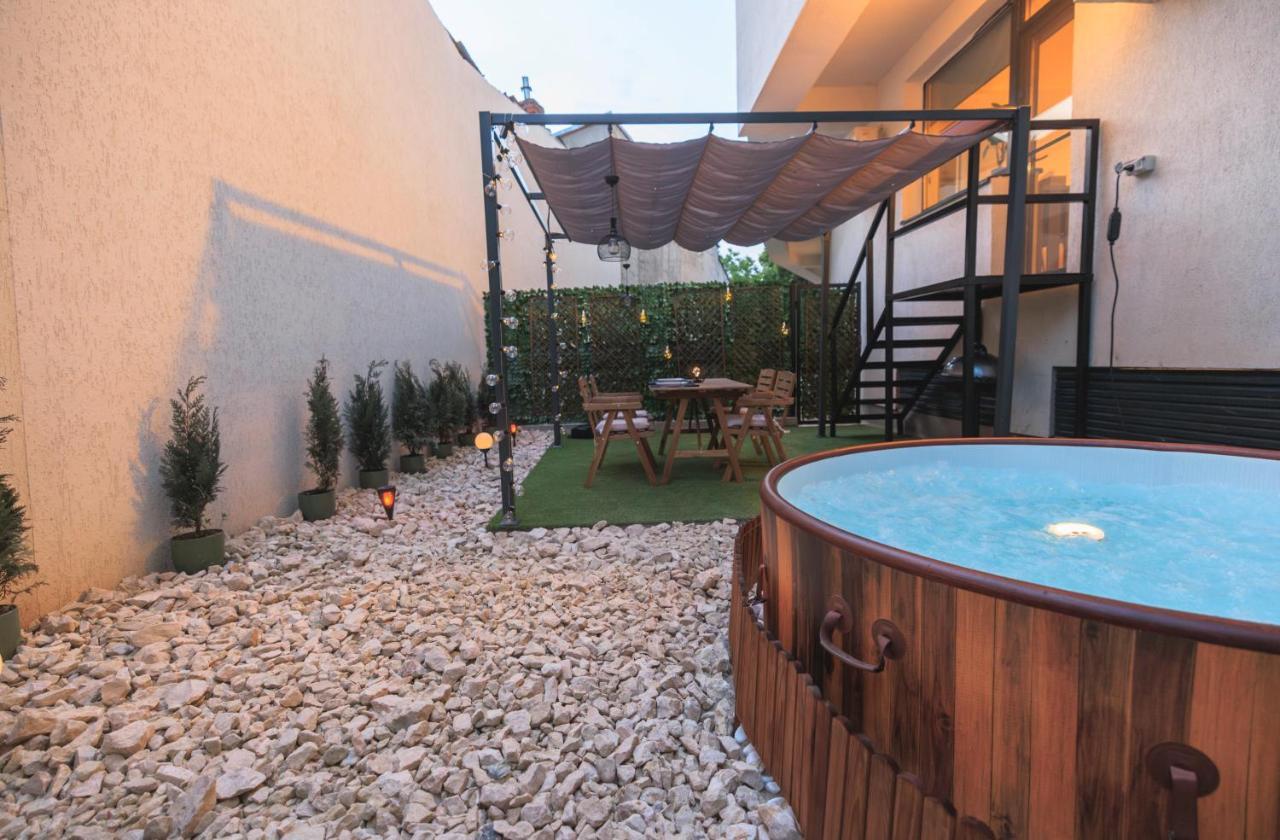 شقة Downtown Hidden Garden With Jacuzzi In بوخارست المظهر الخارجي الصورة