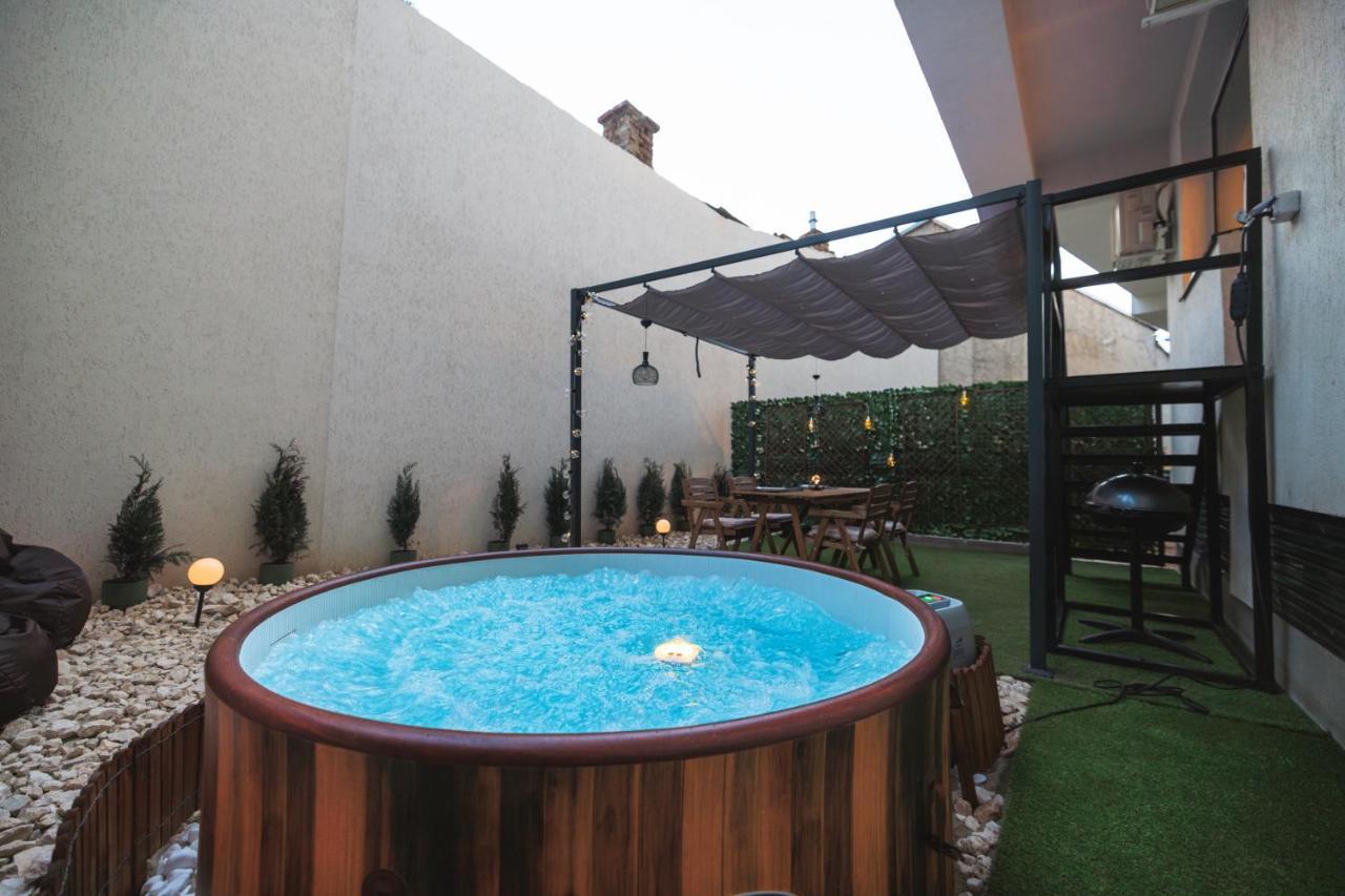 شقة Downtown Hidden Garden With Jacuzzi In بوخارست المظهر الخارجي الصورة