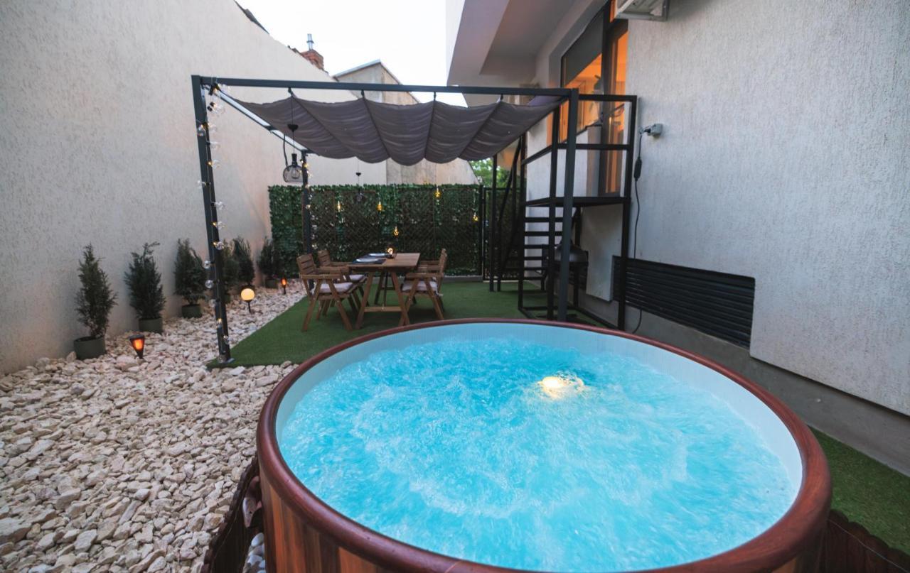 شقة Downtown Hidden Garden With Jacuzzi In بوخارست المظهر الخارجي الصورة