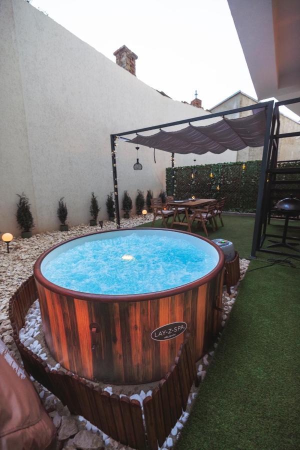 شقة Downtown Hidden Garden With Jacuzzi In بوخارست المظهر الخارجي الصورة